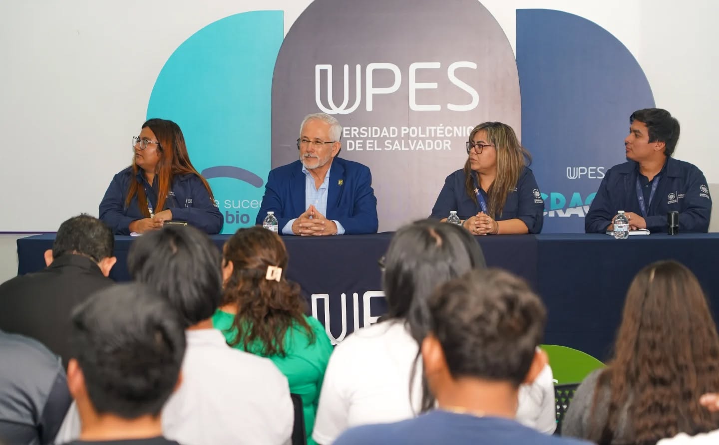 Panel de conferencistas durante un evento institucional