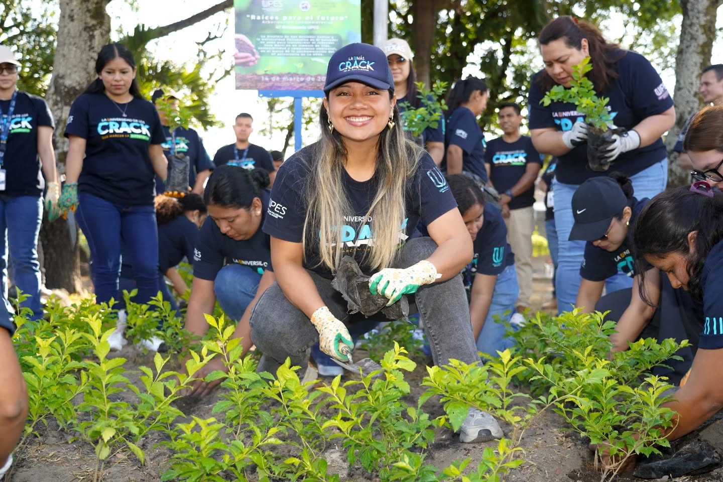Voluntarios de la UPES en una jornada de reforestación