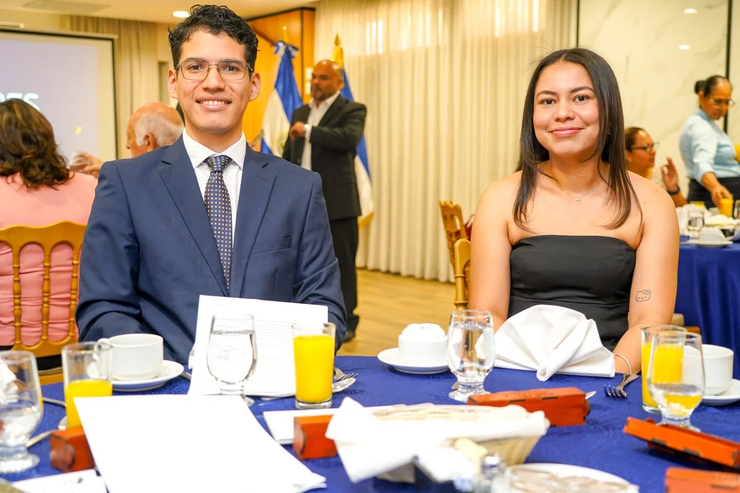 Estudiantes sonriendo en un evento formal