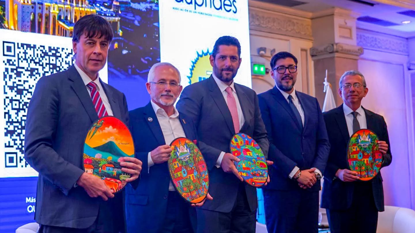 Directivos de la UPES posando con artesanías salvadoreñas